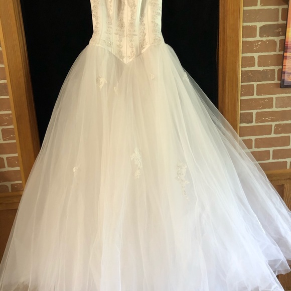 Cinderella style wedding gown - Picture 2 of 8